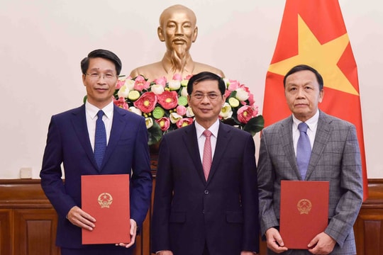 Bộ Ngoại giao tiếp nhận và điều động cán bộ