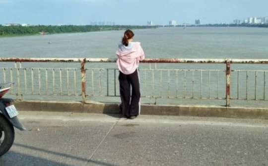 CSGT giữ chặt tay, ngăn người phụ nữ nhảy cầu Chương Dương tự tử