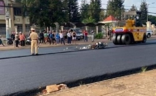 Va chạm giao thông, bé trai 4 tuổi bị xe lu cán tử vong