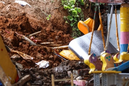 Nhân chứng kể thời điểm sạt lở làm chết ba trẻ trong khu vui chơi