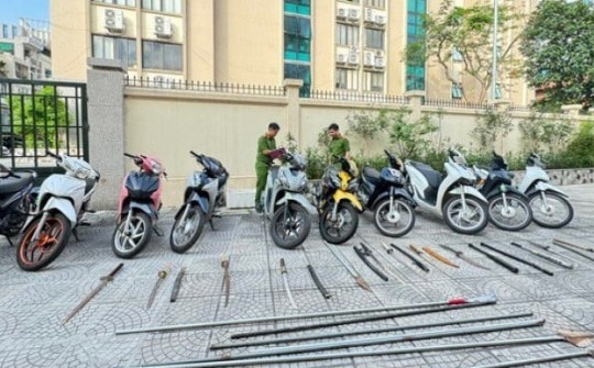 Hàng chục đối tượng mang dao kiếm đuổi đánh nhau gây náo loạn đường phố Hà Nội