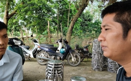 Vụ ba trẻ nhỏ bị tường đổ đè tử vong: "Tôi và vợ chỉ biết dùng tay cào cấu đất đá trong tuyệt vọng"