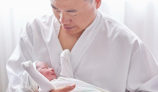 Tan chảy với khoảnh khắc Shark Bình hạnh phúc ôm hai con mới sinh