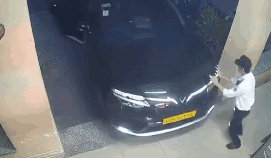 Video: Hoảng hồn cảnh xe ô tô mất lái, lao thẳng vào sảnh bệnh viện