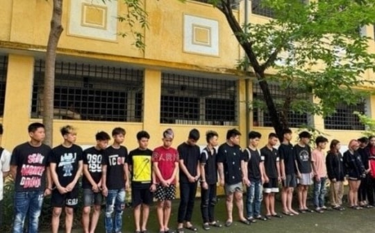 26 thanh thiếu niên vác dao kiếm đuổi đánh nhau gây náo loạn đường phố Hà Nội