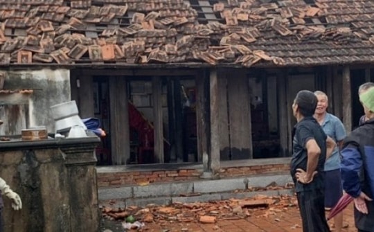 Vòi rồng tốc mái hàng chục ngôi nhà ở Quảng Ninh