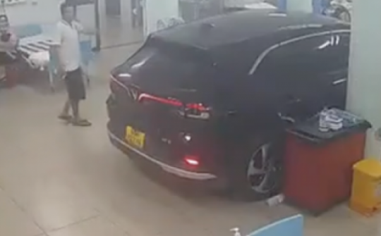 Ô tô lao thẳng vào phòng cấp cứu Bệnh viện Nhi đồng Đồng Nai