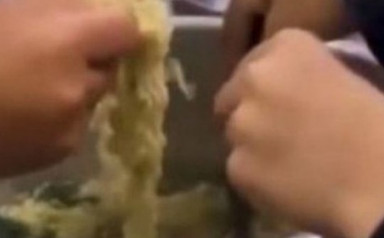 Vụ 11 học sinh ăn 2 gói mì tôm chan cơm: Hiệu trưởng bị khai trừ ra khỏi Đảng