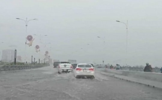 Người Hà Nội ‘bơi’ trên cầu Vĩnh Tuy trong cơn mưa giờ tan tầm