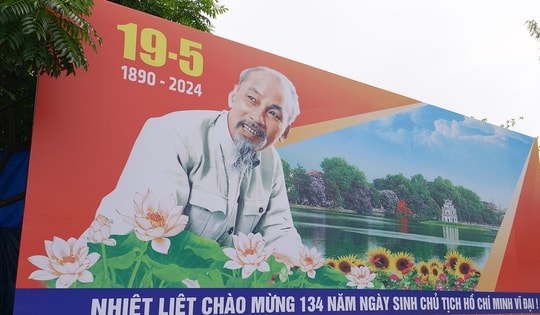 Hà Nội rợp cờ hoa kỷ niệm 134 năm ngày sinh Chủ tịch Hồ Chí Minh