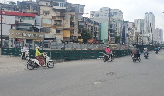 Hà Nội: Đường Kim Đồng ùn ứ giao thông vì rào chắn thi công hầm chui đường vành đai 2.5