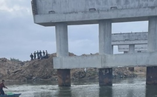 Xác định danh tính nạn nhân trong vụ lật xuồng trên sông Ba ở công trình thi công đường cao tốc