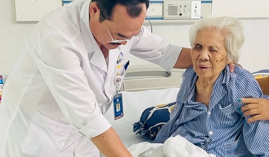 Cụ bà 94 tuổi được thay khớp hàng sau 3 ngày ngã mới đưa vào viện