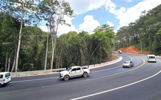 Làm rõ việc đèo Prenn Đà Lạt bị đổ hóa chất lạ, gây hư mặt đường