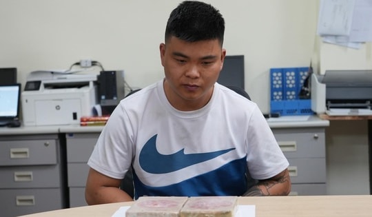 Bắt quả tang đối tượng vận chuyển 2 bánh heroin