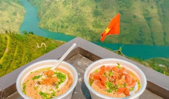 Dân tình đổ xô đi ăn mì 'view triệu đô' trên khắp Việt Nam