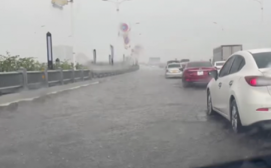 Hà Nội yêu cầu khắc phục tình trạng ứ nước trên cầu Vĩnh Tuy 2