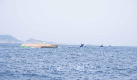 Khởi tố điều tra vụ chìm tàu kéo, lật sà lan trên vùng biển Lý Sơn
