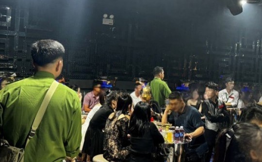 Hàng chục "dân chơi" nghi sử dụng ma túy tại bàn VIP quán bar