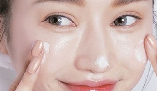 Bí quyết trang điểm không bị lem ngày hè