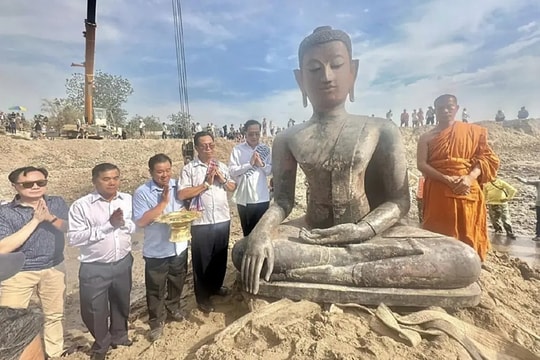 Tượng Phật cổ được đào lên gần sông Mekong