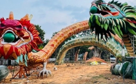 Bị phạt 90 triệu vì mang cặp linh vật rồng từ đường hoa Nguyễn Huệ lên gắn ở Đà Lạt