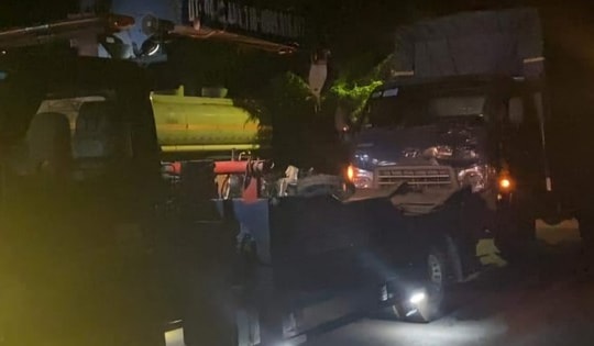 Xe máy 'kẹp 3' đấu đầu ô tô tải, 2 thanh niên chết tại chỗ