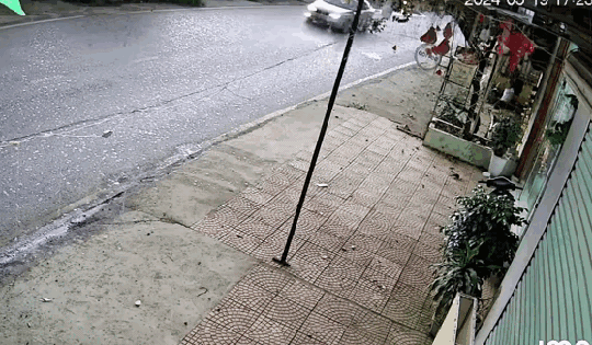 Video: Phóng nhanh, chạy ngược chiều, người điều khiển xe máy nhận 'bài học' nhớ đời