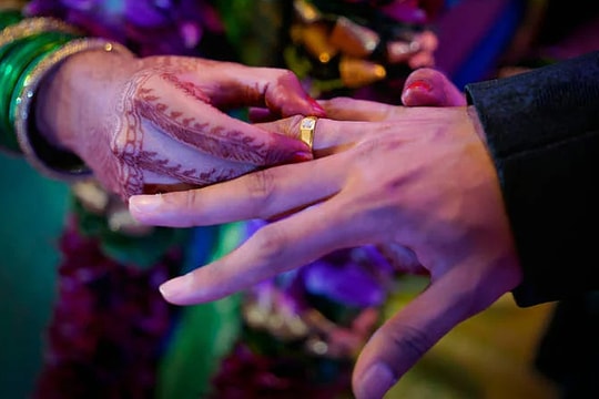 Con rể cưới mẹ vợ trong sự chúc phúc của bố vợ