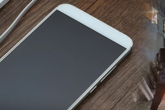 Một thanh niên nằm chết dưới nền nhà, bên cạnh điện thoại, dây sạc