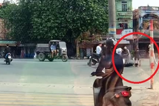 Clip: Làm điều liều lĩnh, tài xế xe máy điện gây tai nạn cho 2 cô gái