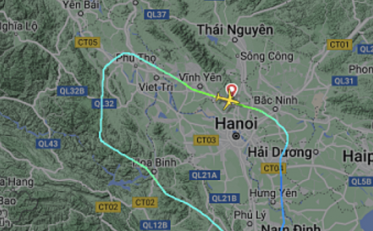 Máy bay móp đầu, nứt kính có thể do gặp mưa đá