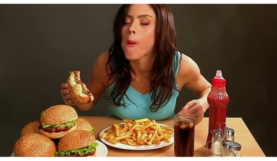 8 thói quen ăn uống không lành mạnh khiến tóc gãy rụng