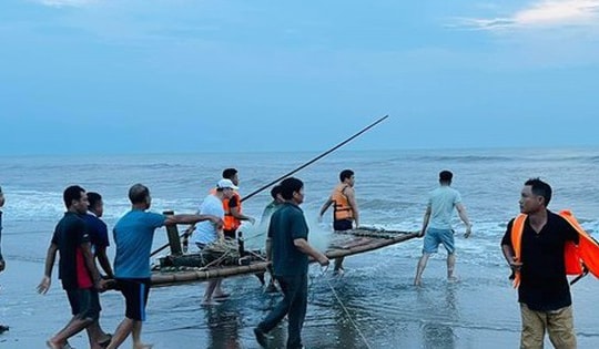 Tìm thấy thi thể hai nam sinh lớp 9 đuối nước khi tắm biển