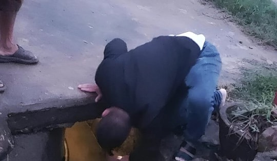 Hai thanh niên chui vào cống thoát nước dài 25m cứu bà cụ 88 tuổi