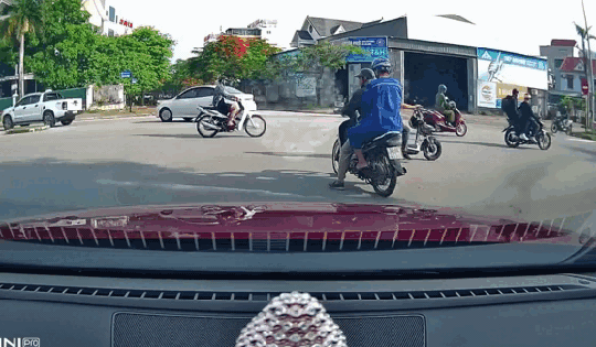 Video: Bất cẩn khi đi qua ngã tư, xe ô tô húc văng xe máy