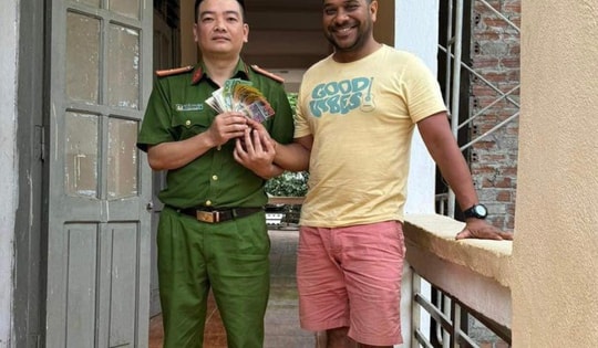 Công an Hà Giang trao trả hơn 27 triệu đồng cho du khách nước ngoài bị rơi túi đồ