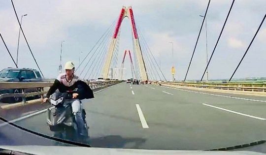 Thanh niên uống rượu đi xe máy ngược chiều đâm trực diện ô tô trên cầu Nhật Tân