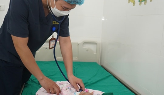 Cứu sống bé sinh non có nội tạng nằm ngoài ổ bụng