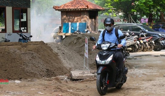 Hà Nội: Khu đô thị 'kiểu mẫu' một thời xuống cấp, không gian công cộng đã thiếu còn bị lấn chiếm