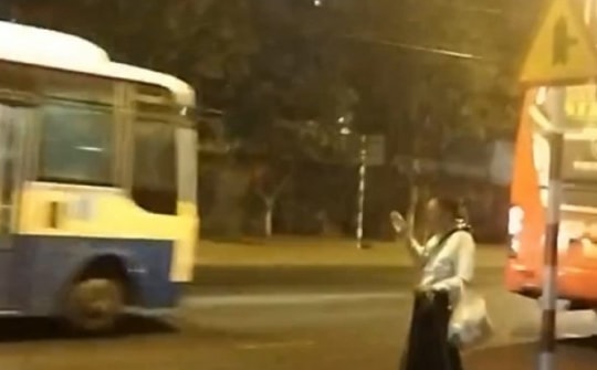 Một người mù liên tục bị tài xế xe buýt "ngó lơ"