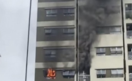 Cháy ngùn ngụt tại căn hộ tầng 14 chung cư ở Hà Nội