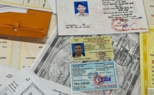 Phá đường dây vận chuyển khối lượng lớn giấy tờ giả từ Campuchia về TPHCM