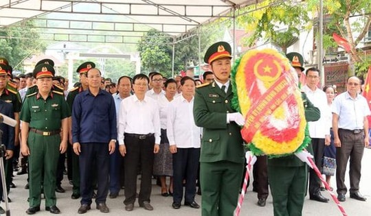 Hàng nghìn người dân Nghệ An đón hài cốt các liệt sĩ hi sinh tại Lào về đất mẹ