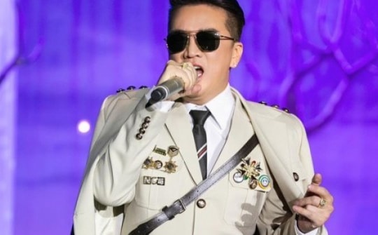 Trang phục "lạ" của ca sĩ Đàm Vĩnh Hưng không phù hợp với văn hóa Việt Nam