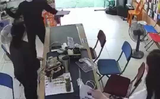 Clip quay cảnh kẻ cầm vật giống súng xông vào cửa hàng điện thoại cướp tiền