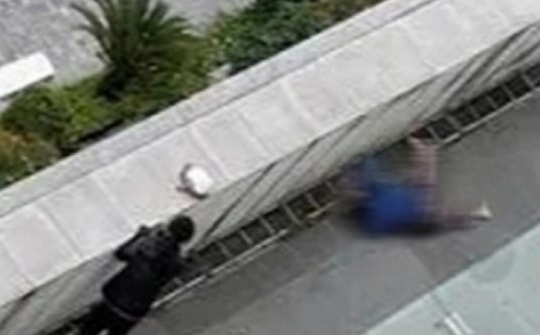 Người phụ nữ tử vong bất thường trên ban công tầng 3 chung cư