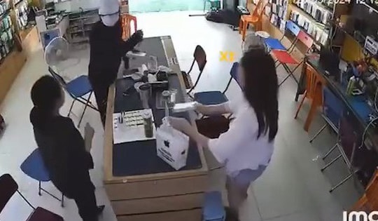 Vào hàng điện thoại rút từ thắt lưng ra vật giống súng