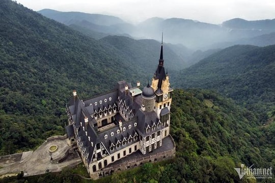 Tòa lâu đài nguy nga 'phơi sương' trên đỉnh núi Tam Đảo
