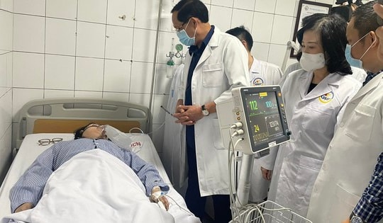 Phó Chủ tịch Quốc hội và Bộ trưởng Bộ Y tế thăm, động viên nạn nhân vụ cháy Trung Kính